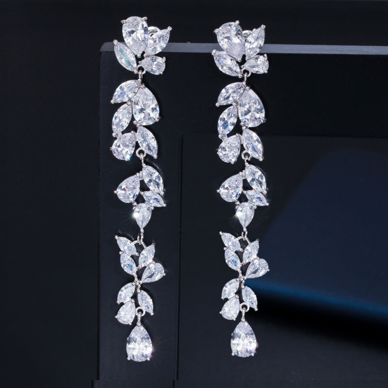 Dem01Hot sale Fashion Jewelry Long Earrings In Nightclubs Fashion And All-around Inlay With Crystal Beautiful Earrings For Women