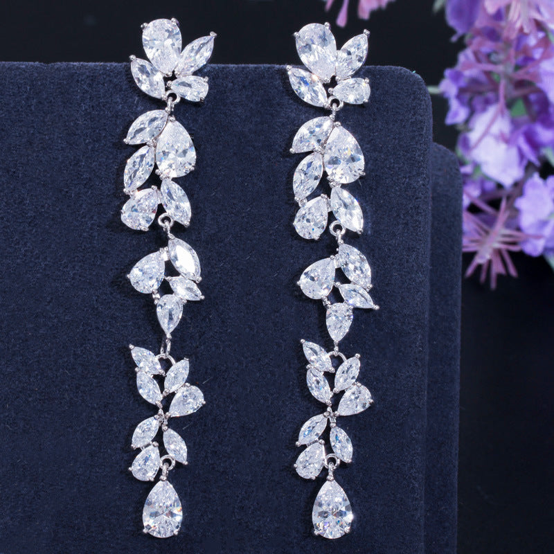 Dem01Hot sale Fashion Jewelry Long Earrings In Nightclubs Fashion And All-around Inlay With Crystal Beautiful Earrings For Women